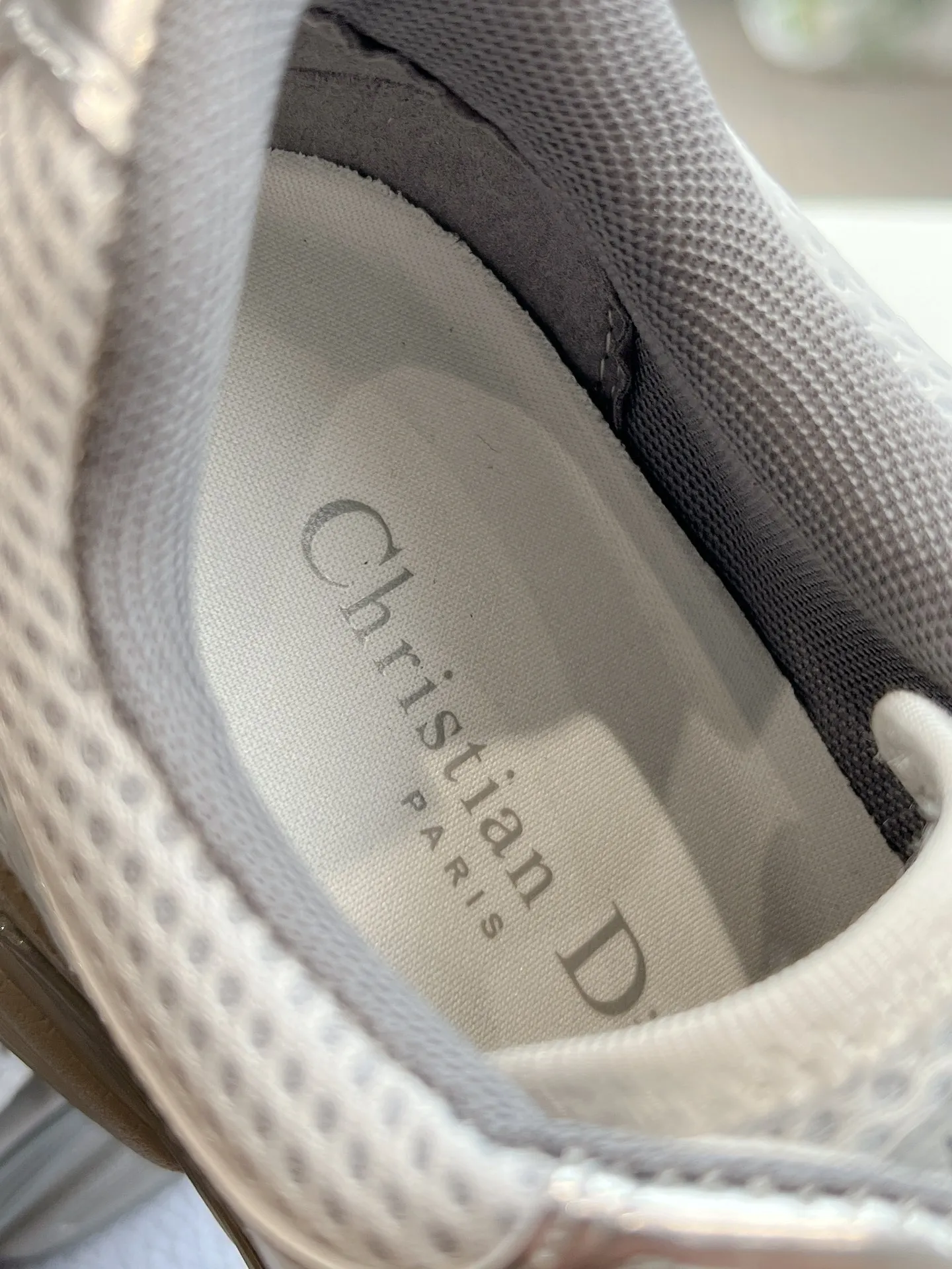 👟👟Ex-factory price 640👟👟 (Top version) Dior Chrono series sports shoes Purchased and developed in Taikoo Hui for RMB 18,200. This Dior chrono sports shoe continues the timeless silhouette and is carefully made of mesh, so it will be particularly comfortable on the feet. It is decorated with CD special craftsmanship logo to enhance the style. The lightweight style is matched with the "Christian Dior" logo thin sole, suitable for all seasons, and can be matched with all kinds of casual looks to add a finishing touch. Classic and super durable. Upper: cowhide stitching. Original molded outsole. Size: 35-41. Full set of counter synchronized gift box 💝 packaging